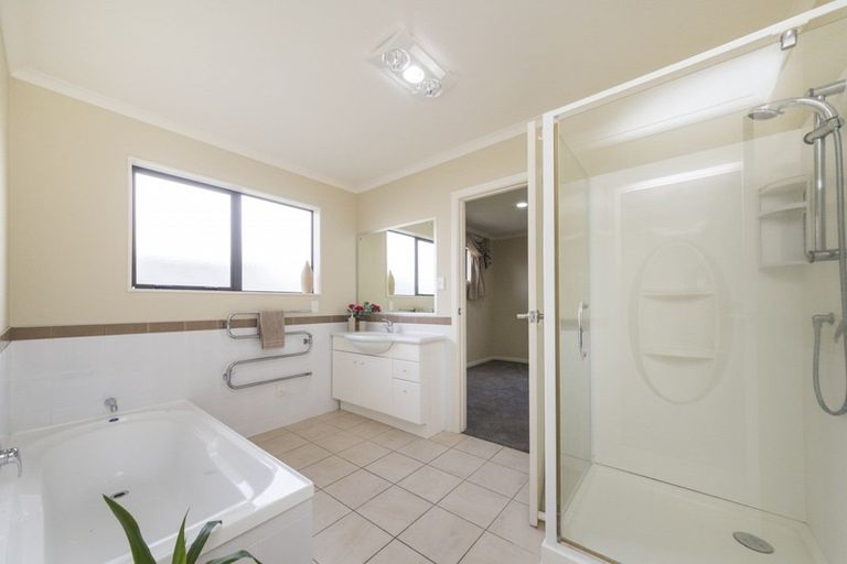 Photo of property in 98 Pacific Drive, Fitzherbert, Palmerston North, 4410