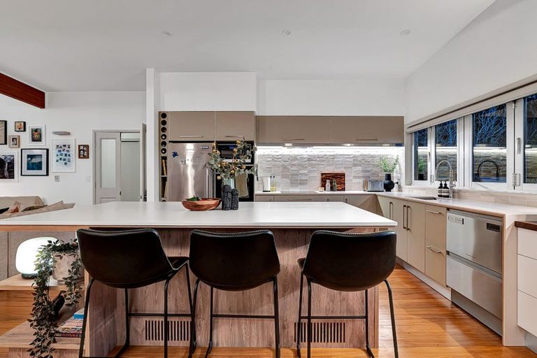 Photo of property in 12 Leatham Avenue, Strandon, New Plymouth, 4312