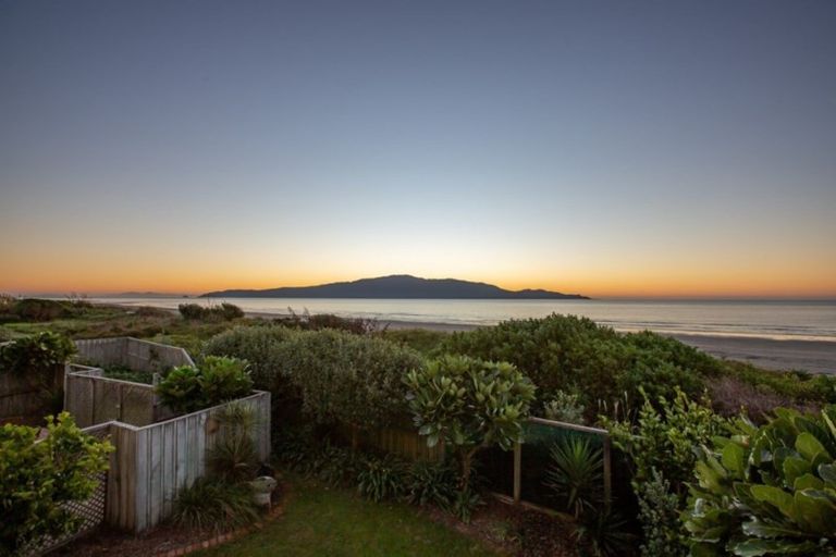 Photo of property in 22 Ara Kuaka, Waikanae Beach, Waikanae, 5036