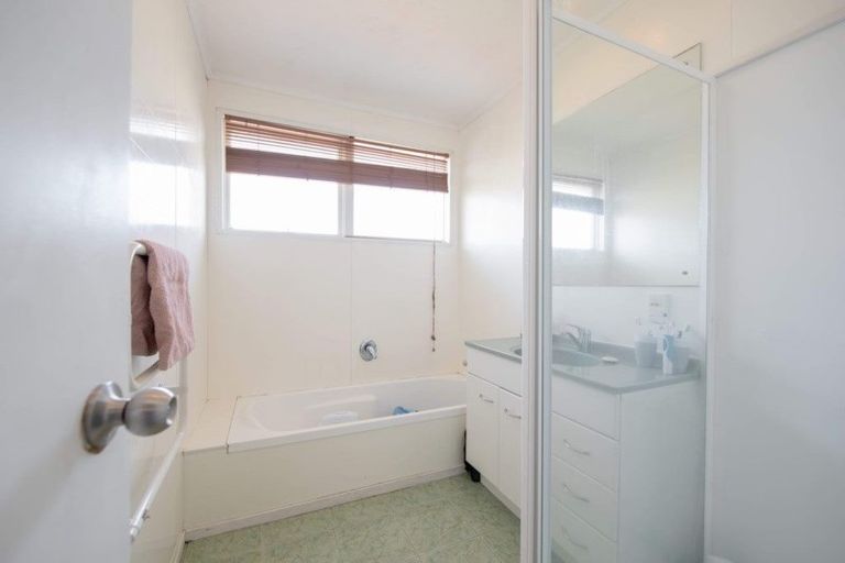 Photo of property in 40 Harmel Road, Glendene, Auckland, 0602