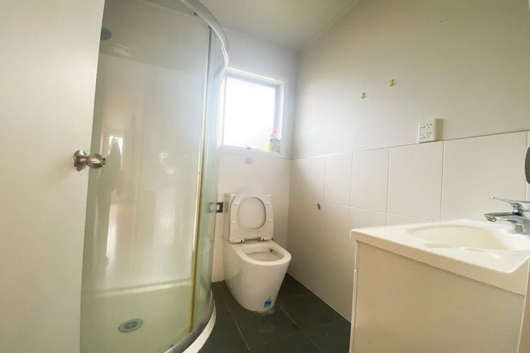 Photo of property in 13 Helga Crescent, Te Atatu Peninsula, Auckland, 0610