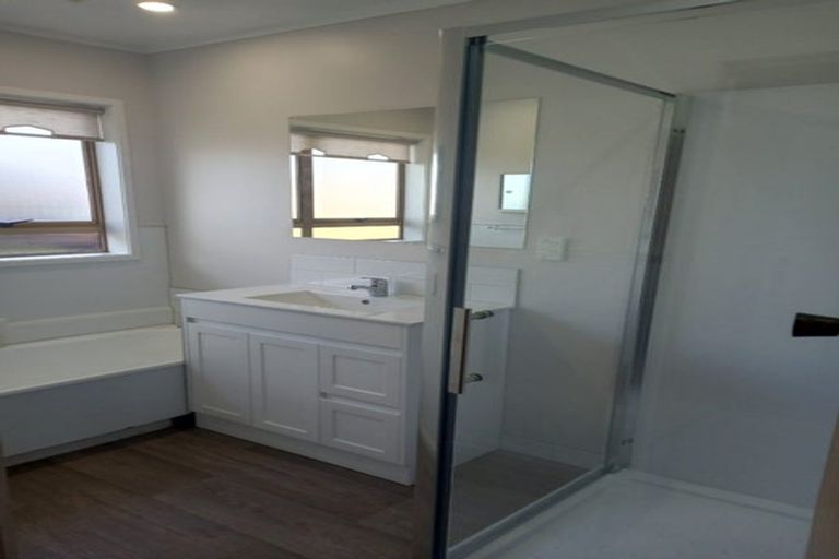 Photo of property in 2/10 Opaheke Road, Papakura, 2110