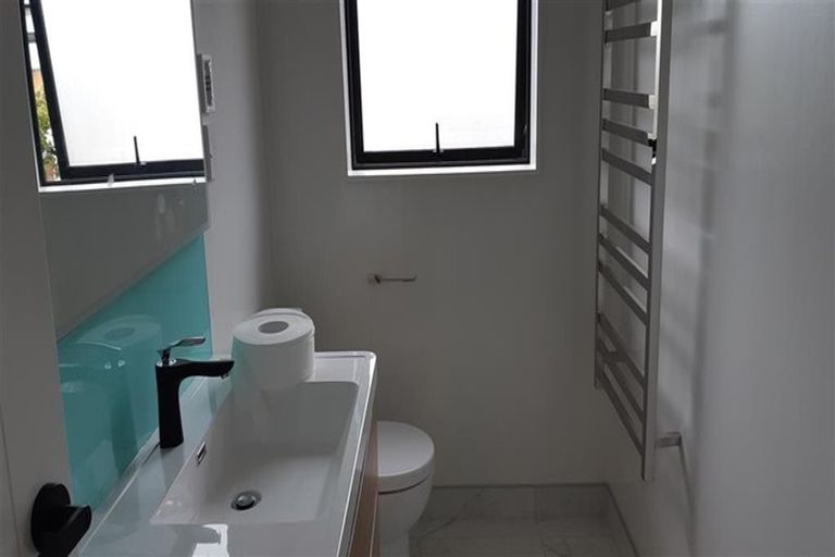 Photo of property in 7c Holland Avenue, Point England, Auckland, 1072