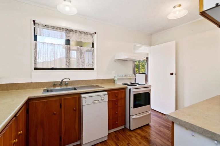 Photo of property in 8 Leo Place, Kawaha Point, Rotorua, 3010