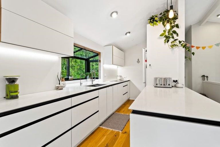 Photo of property in 136 Woodlands Park Road, Titirangi, Auckland, 0604