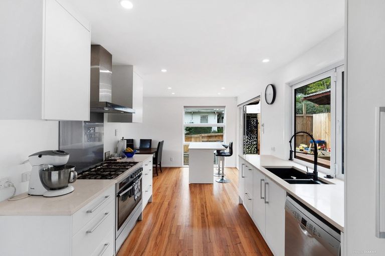 Photo of property in 30 Awaruku Road, Torbay, Auckland, 0630