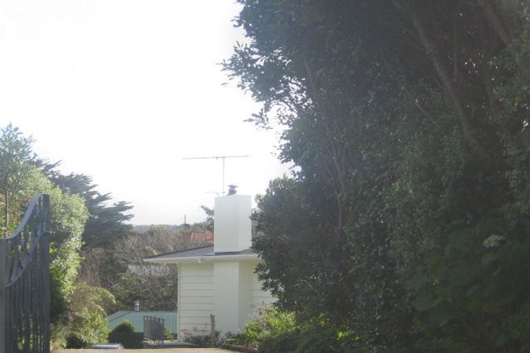 Photo of property in 10 Pokohiwi Road, Normandale, Lower Hutt, 5010