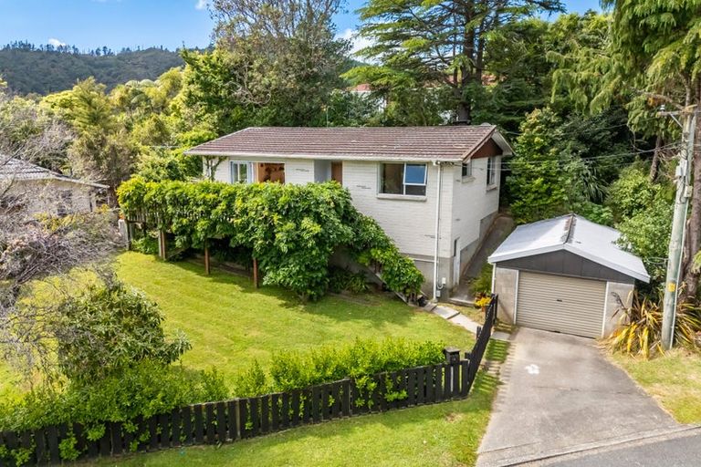 Photo of property in 1a Wyndham Road, Pinehaven, Upper Hutt, 5019