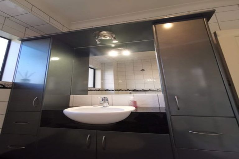 Photo of property in 46 Waimanu Bay Drive, Te Atatu Peninsula, Auckland, 0610