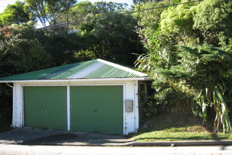 Photo of property in 5 Wakely Road, Newlands, Wellington, 6037