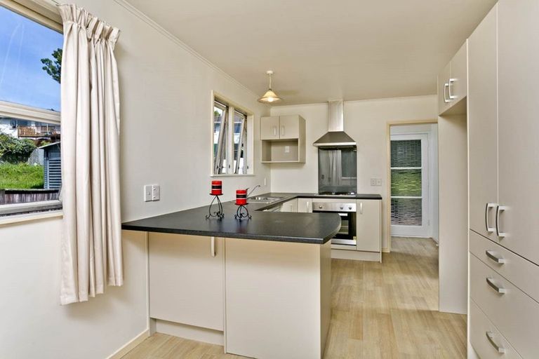 Photo of property in 7 Tahu Crescent, Sunnynook, Auckland, 0620