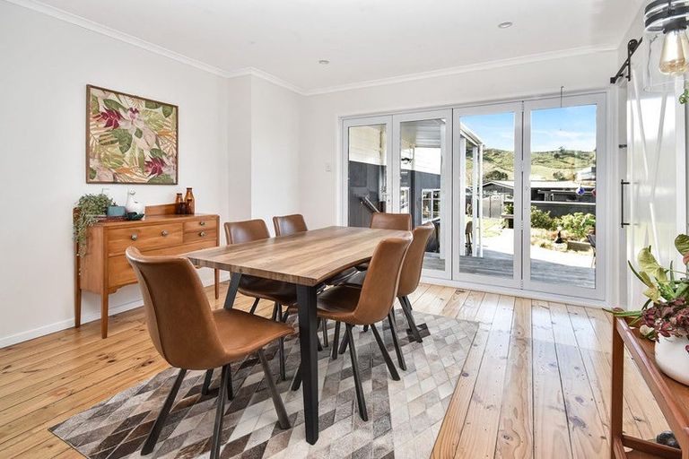 Photo of property in 18 Karaka Road, Kawakawa Bay, Papakura, 2585