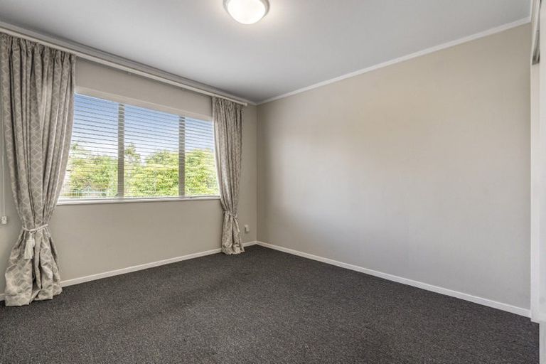 Photo of property in The Haven, 4/120 Beach Haven Road, Beach Haven, Auckland, 0626