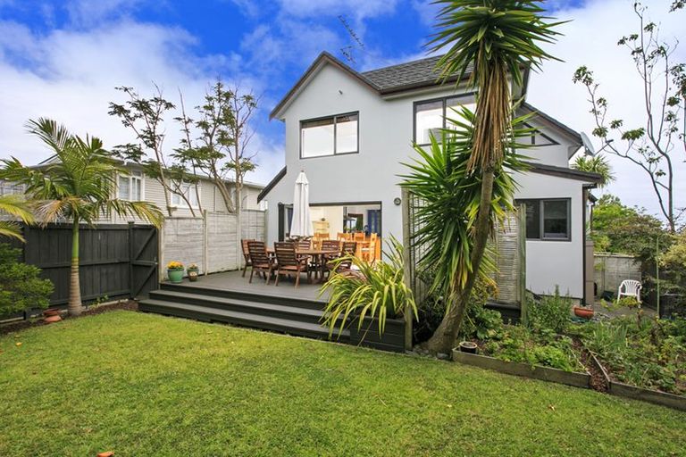 Photo of property in 43 Seaview Road, Castor Bay, Auckland, 0620