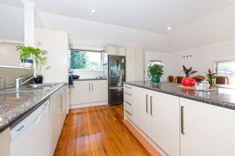 Photo of property in 58 Renata Crescent, Te Atatu Peninsula, Auckland, 0610