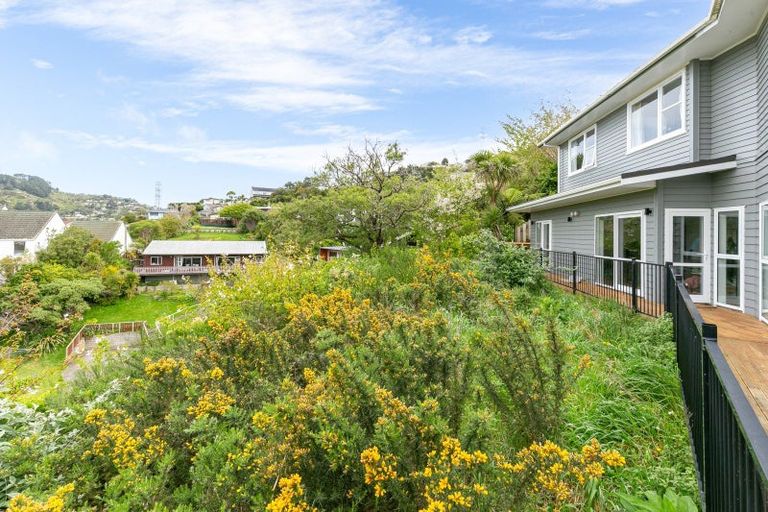 Photo of property in 6 Sandhurst Way, Crofton Downs, Wellington, 6035