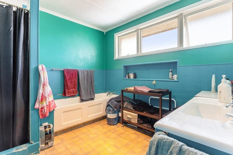 Photo of property in 22 Arapito Road, Titirangi, Auckland, 0604