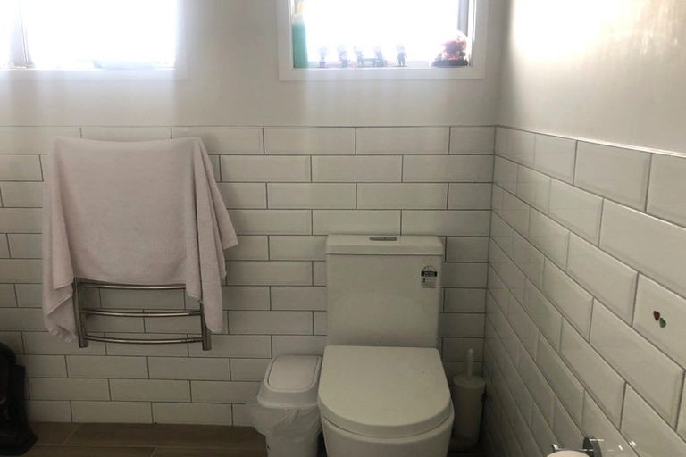 Photo of property in 2/1 Dakota Avenue, Beach Haven, Auckland, 0626