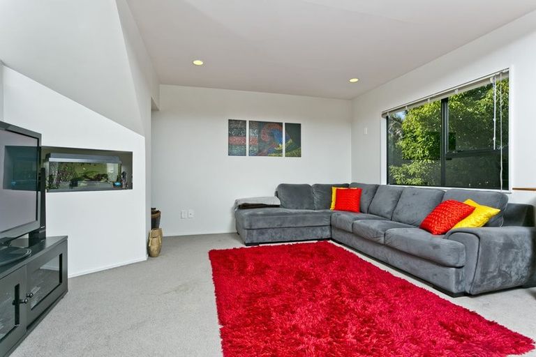 Photo of property in 2/182 Queen Street, Northcote Point, Auckland, 0627