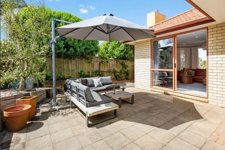 Photo of property in 69 Roberta Crescent, Orewa, 0931