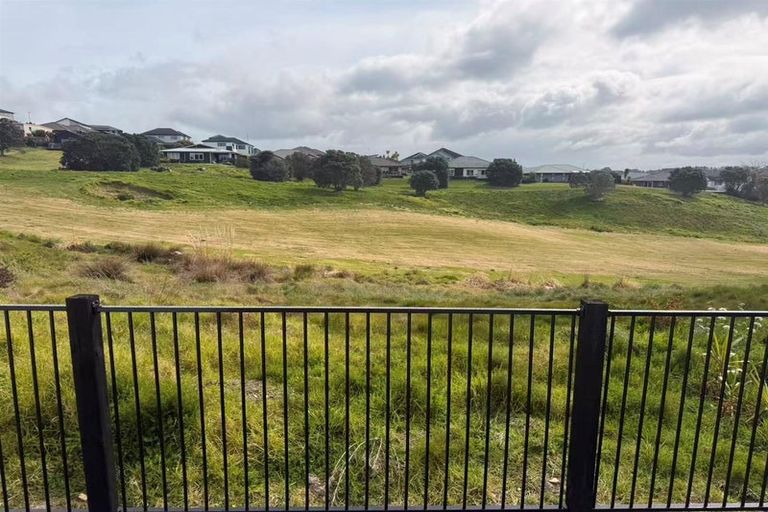 Photo of property in 50 Whakairo Crescent, Gulf Harbour, Whangaparaoa, 0930