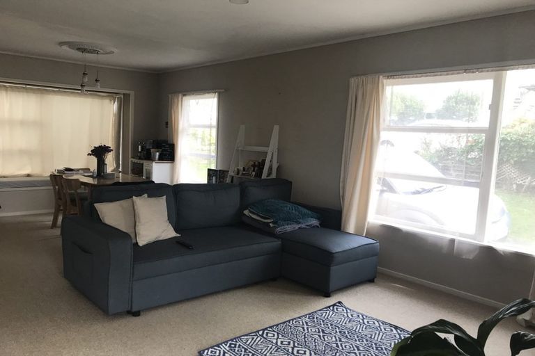 Photo of property in 1/15 Woodall Place, Totara Vale, Auckland, 0627