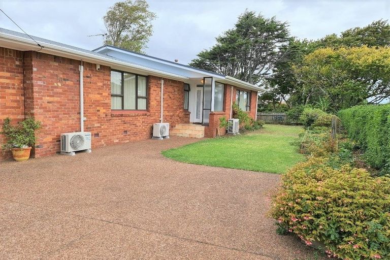 Photo of property in 10 Wallace Road, Mangere Bridge, Auckland, 2022