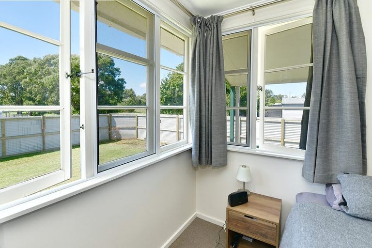 Photo of property in 2/11 Parakai Avenue, Parakai, 0830