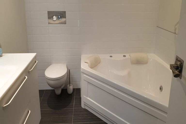 Photo of property in 24 Nevay Road, Karaka Bays, Wellington, 6022