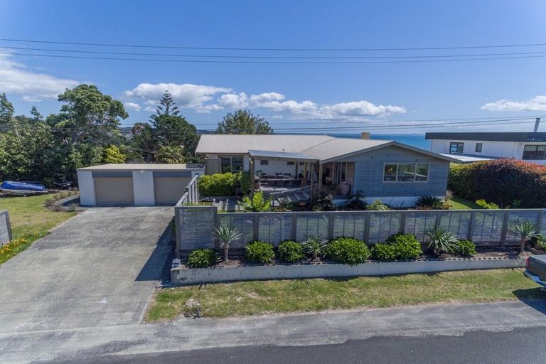 Photo of property in 16 Rangikapiti Road, Coopers Beach, 0420