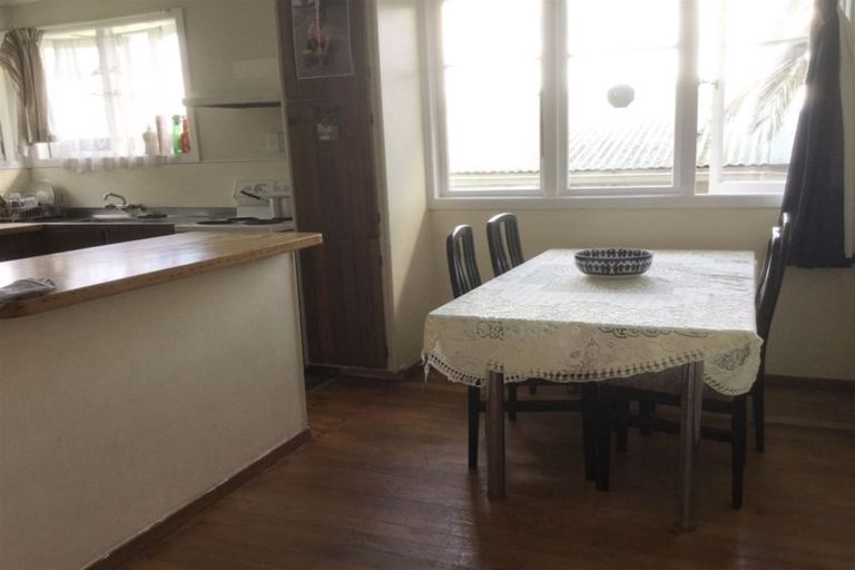 Photo of property in 35 Amberley Avenue, Te Atatu South, Auckland, 0610