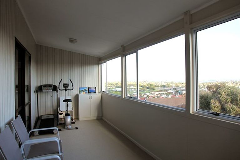 Photo of property in 17 Pitlochry Place, Highland Park, Auckland, 2010