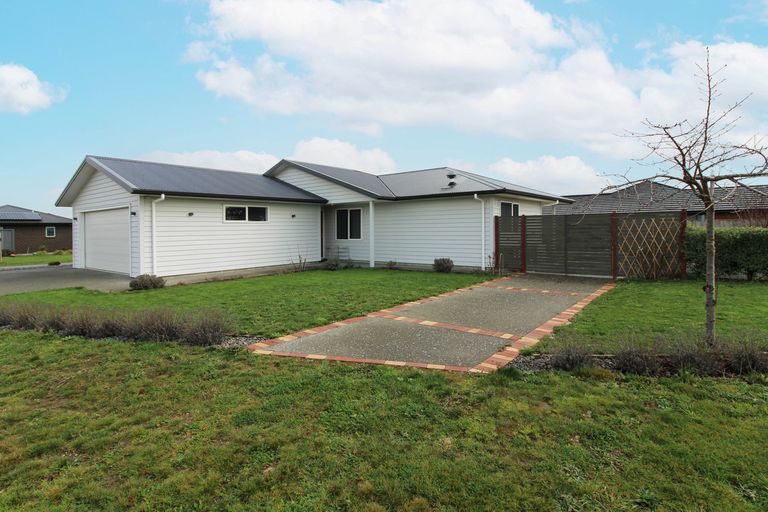 Photo of property in 2 Routhan Way, Carterton, 5713