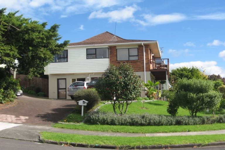 Photo of property in 2/1 Pitlochry Place, Highland Park, Auckland, 2010