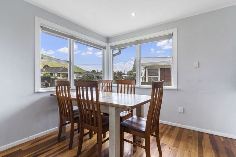 Photo of property in 16 Toatoa Place, Mangere Bridge, Auckland, 2022