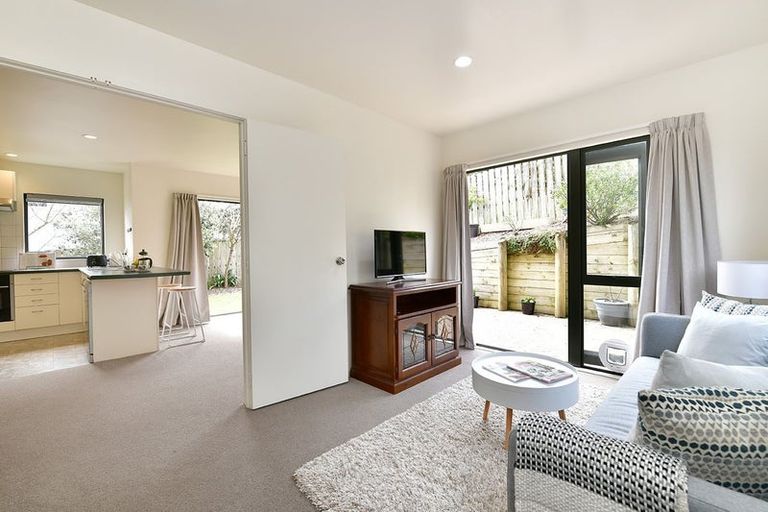 Photo of property in 13b Sunnydale Place, Oteha, Auckland, 0632