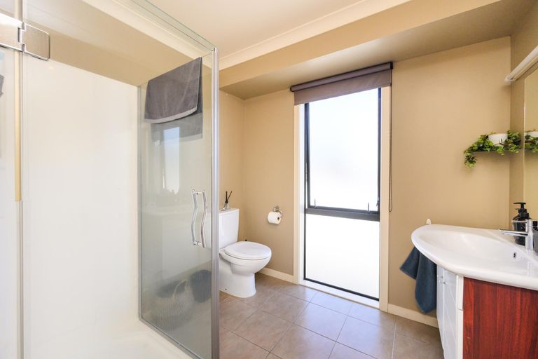 Photo of property in 19 Johnstone Drive, Fitzherbert, Palmerston North, 4410