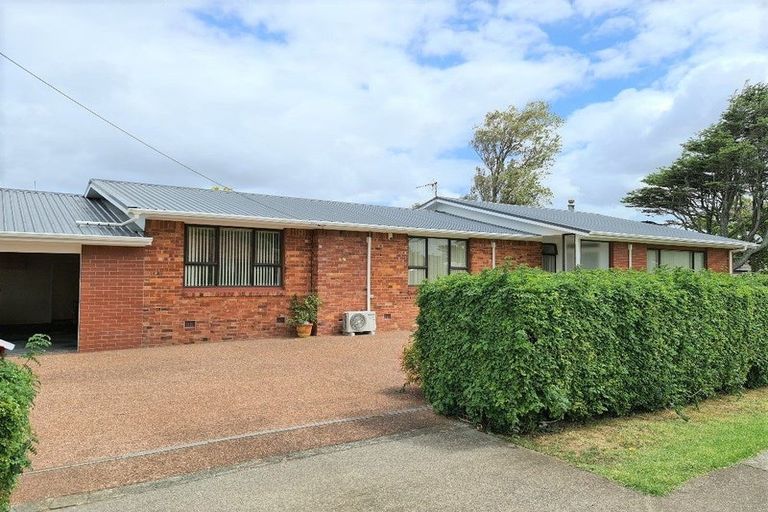 Photo of property in 10 Wallace Road, Mangere Bridge, Auckland, 2022