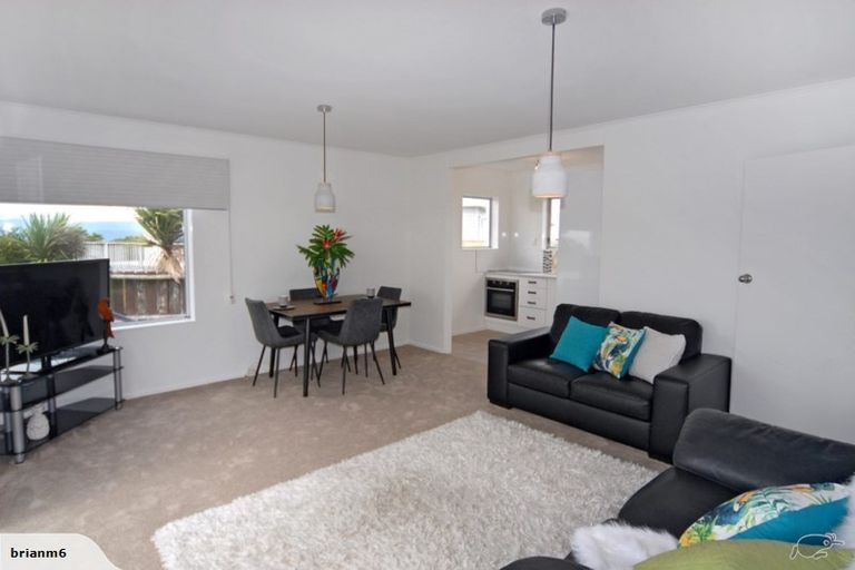 Photo of property in 7a Cheyne Walk, Newlands, Wellington, 6037