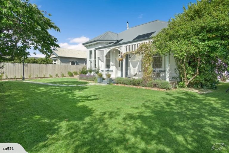 Photo of property in 98 Somerfield Street, Somerfield, Christchurch, 8024