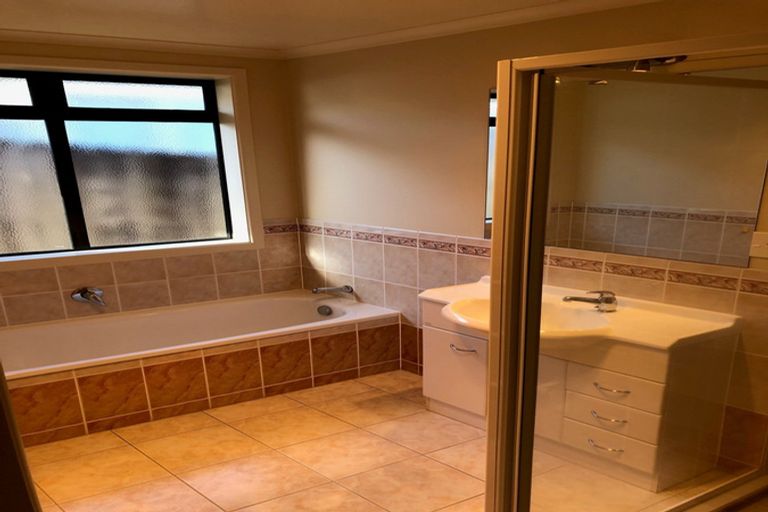 Photo of property in 10 Brookwood Drive, Henderson, Auckland, 0612