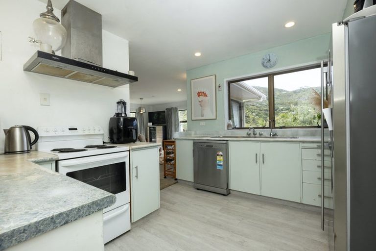 Photo of property in 24 Seaview Road, Piha, New Lynn, 0772