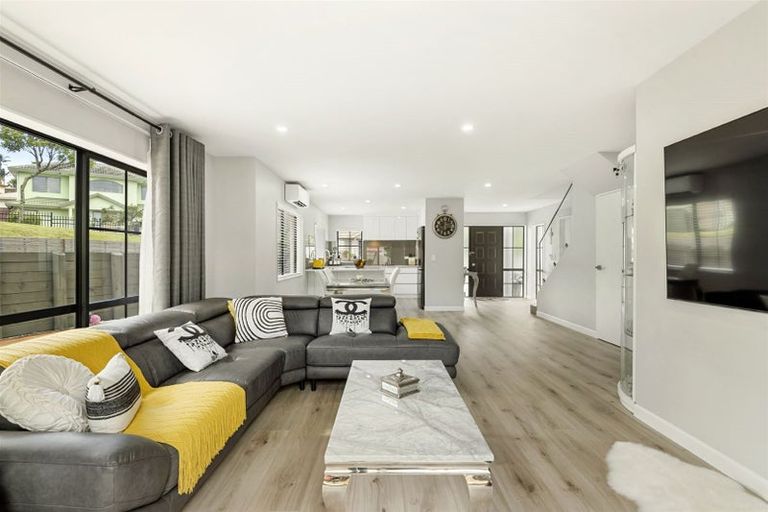 Photo of property in 6 Fairchild Avenue, Goodwood Heights, Auckland, 2105