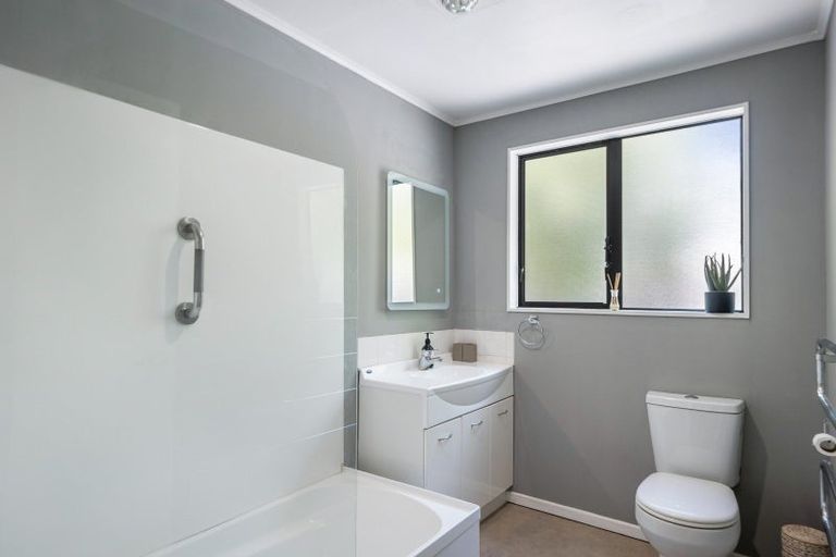 Photo of property in 70 Pinehaven Road, Pinehaven, Upper Hutt, 5019