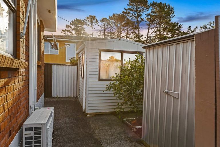 Photo of property in 1/3 Allington Road, Massey, Auckland, 0614