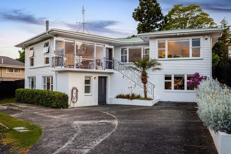 Photo of property in 15 Divich Avenue, Te Atatu South, Auckland, 0610