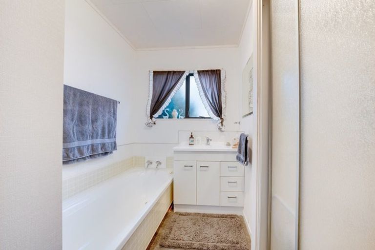 Photo of property in 2/13 Kirton Crescent, Manurewa, Auckland, 2102