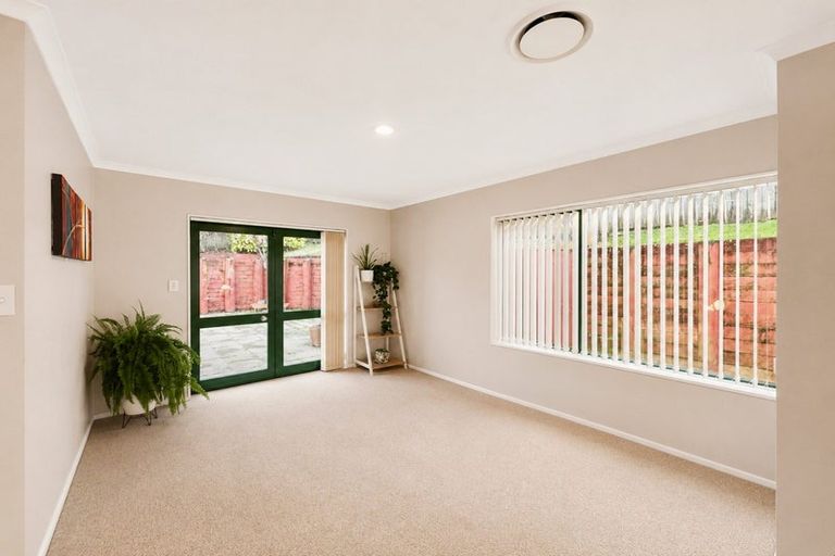 Photo of property in 28 Piper Place, Goodwood Heights, Auckland, 2105