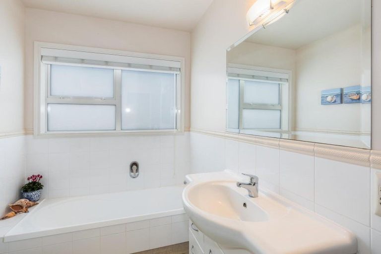 Photo of property in 8 Tui Crescent, Waikanae, 5036
