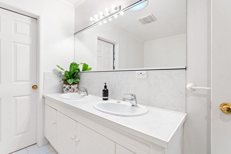 Photo of property in 10 Ballini Rise, West Harbour, Auckland, 0618